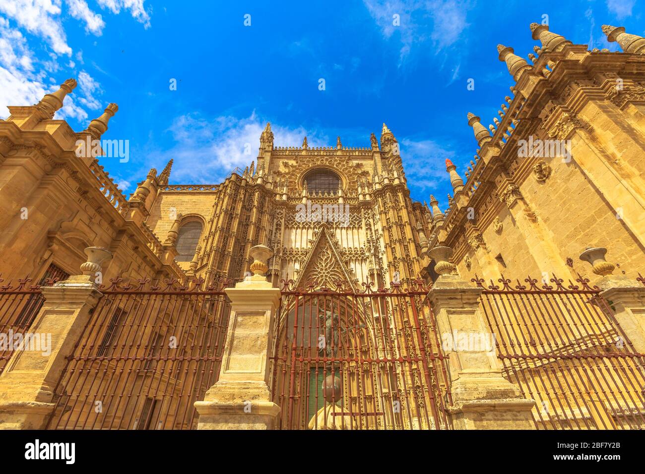 Vista dal basso della porta di San Cristoforo nella Cattedrale di Siviglia, un cattolico romano e la più grande chiesa gotica. Cattedrale di Santa Maria della sede è un Foto Stock