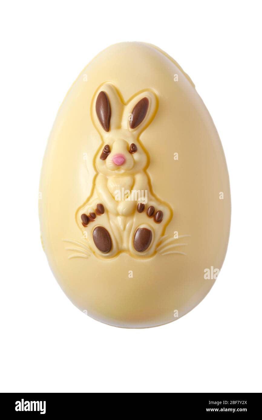 Thorntons bianco cioccolato Bunny Egg non confezionato rimosso dalla scatola - uovo coniglio di Pasqua isolato su sfondo bianco pronto per Pasqua Foto Stock