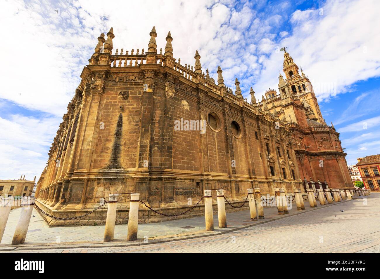 Vista prospettica della chiesa cattolica romana e della chiesa gotica più grande. La Cattedrale di Siviglia è patrimonio dell'umanità. Cattedrale di Santa Maria della sede è una delle Foto Stock
