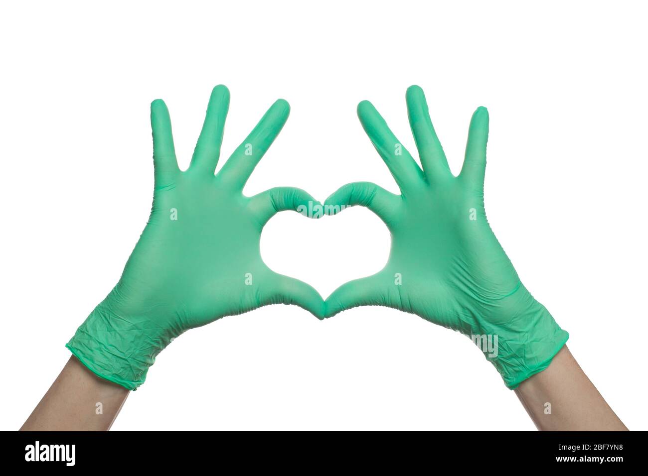 Il medico si indossa con i guanti per uso medico che mostrano il cuore isolato su sfondo bianco Foto Stock