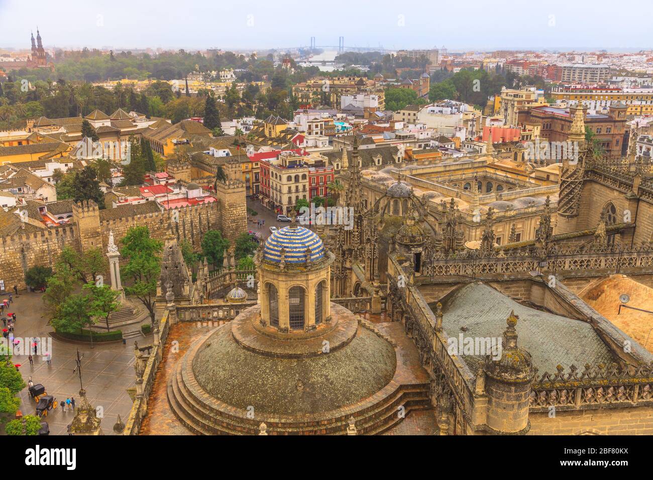 Vista aerea dello skyline di Siviglia, della Cattedrale di Santa Maria del See di Siviglia dalla torre Giralda, Plaza del Triunfo o piazza trionfo e mura e. Foto Stock