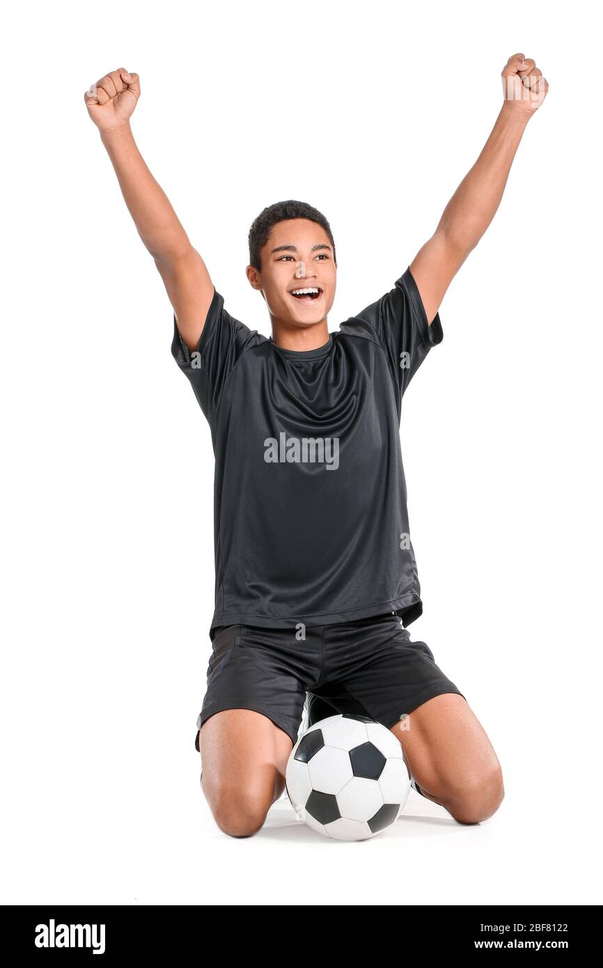 Felice giocatore di calcio afro-americano su sfondo bianco Foto Stock