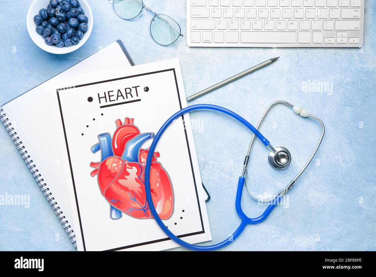 Stetoscopio con disegno del cuore umano, notebook e tastiera del computer  su sfondo a colori Foto stock - Alamy