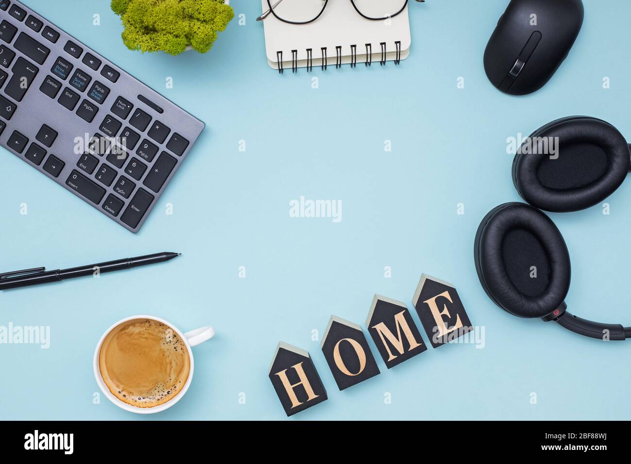 Composizione piatta con tastiera, cuffie, caffè e altro Foto Stock