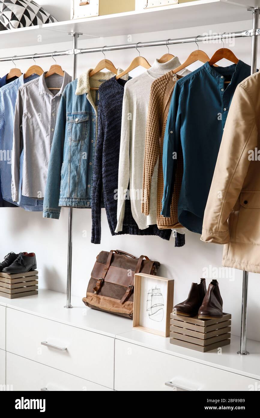 armadio moderno con eleganti abiti invernali e accessori Foto Stock