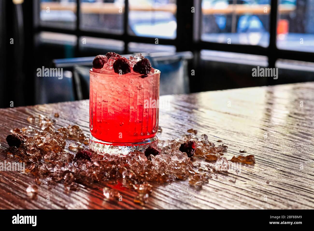 I colori rosso e rosa colorato fresco esotici cocktail alcolico con Blackberry sul tavolo di legno. Rosso e Rosa Mojito Foto Stock