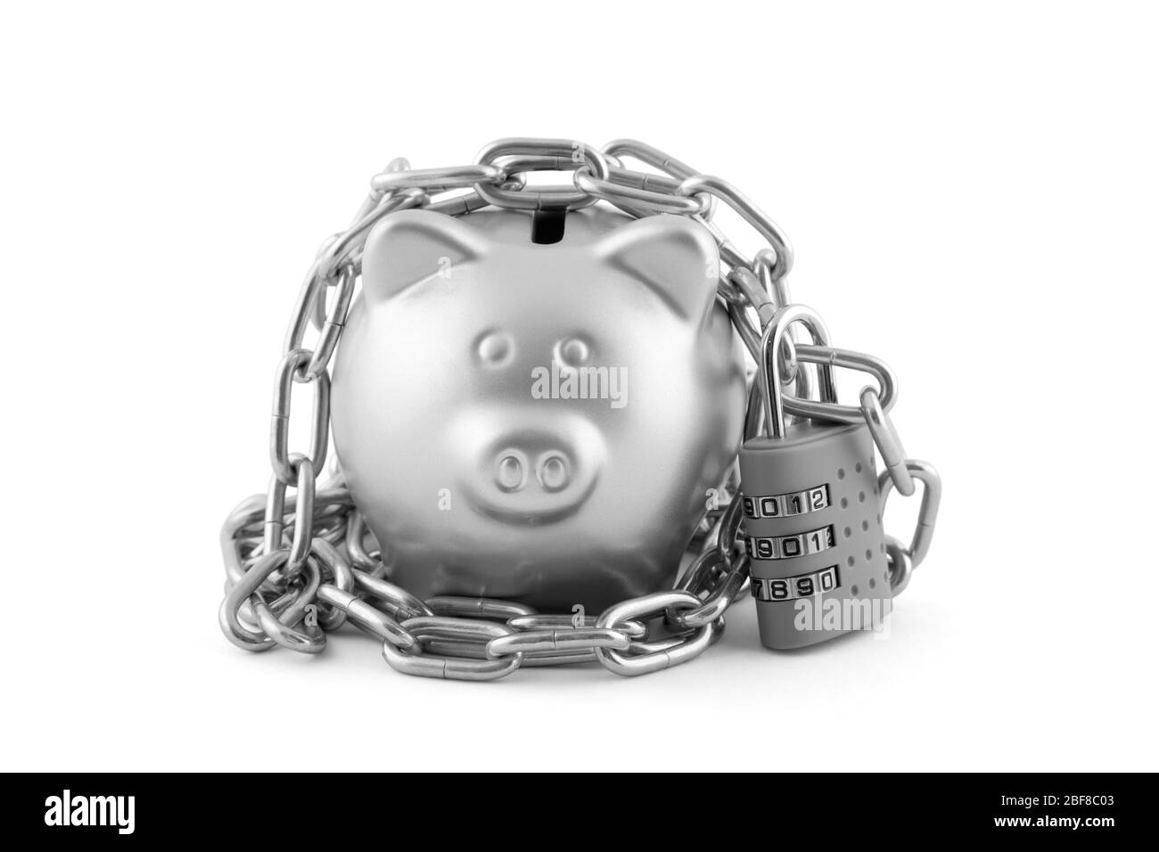 Piggy bank in argento fissato con lucchetto isolato su bianco con percorso di ritaglio Foto Stock