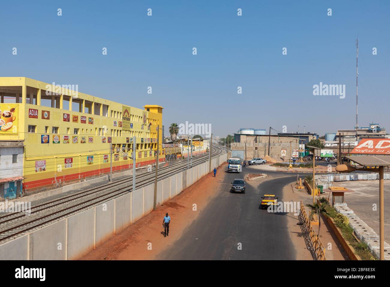 DAKAR, SENEGAL - 11 NOVEMBRE 2019: Persone che lavorano e traffico a Dakar, capitale del Senegal, Africa occidentale. Foto Stock
