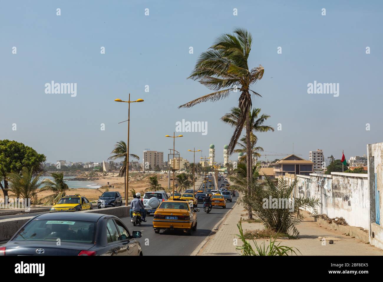 DAKAR, SENEGAL - 11 NOVEMBRE 2019: Persone che lavorano e traffico a Dakar, capitale del Senegal, Africa occidentale. Foto Stock