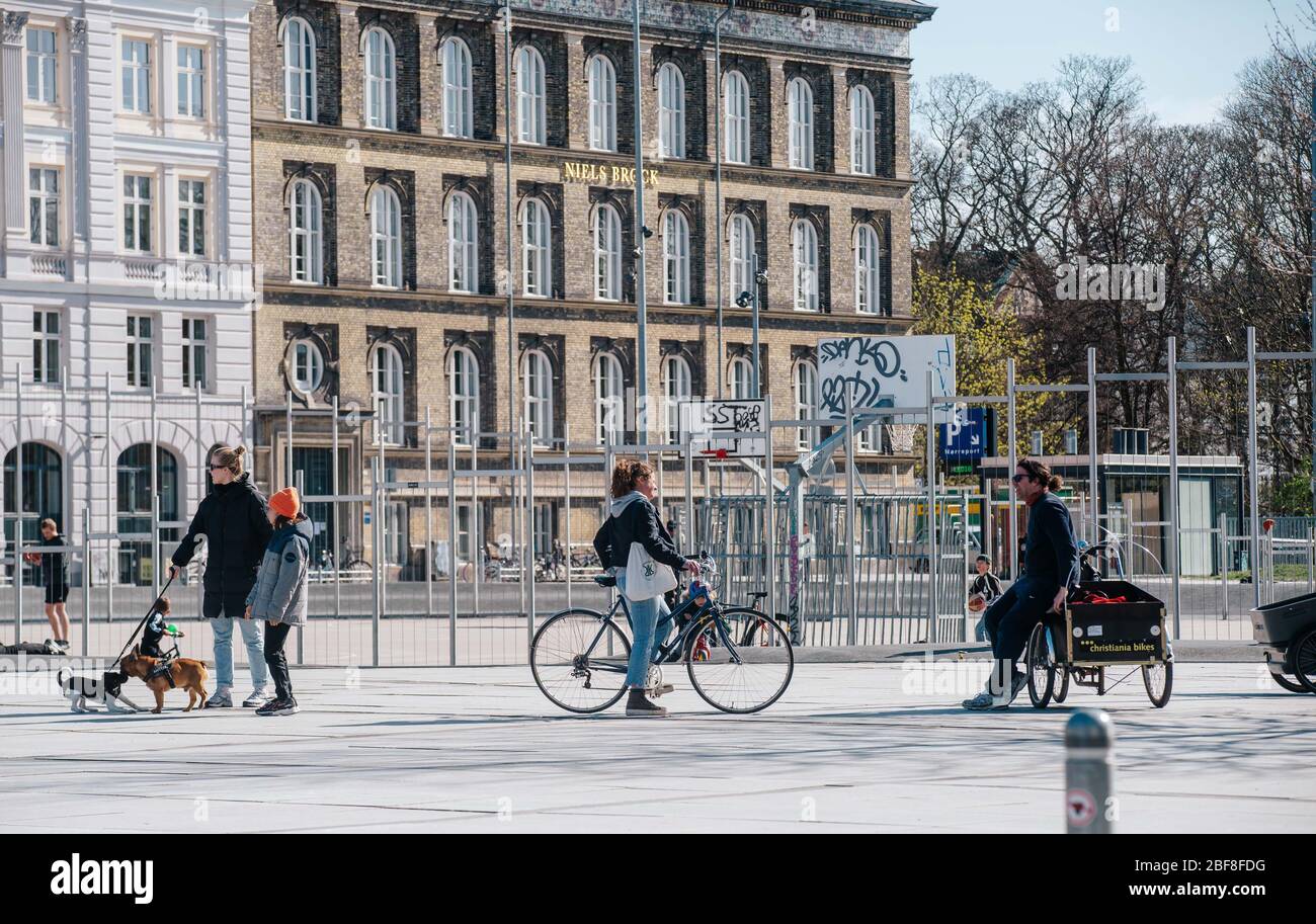 Persone che si allontanano dalla capitale danese durante il blocco del Coronavirus negli Israel Plads. Copenaghen, Danimarca Foto Stock