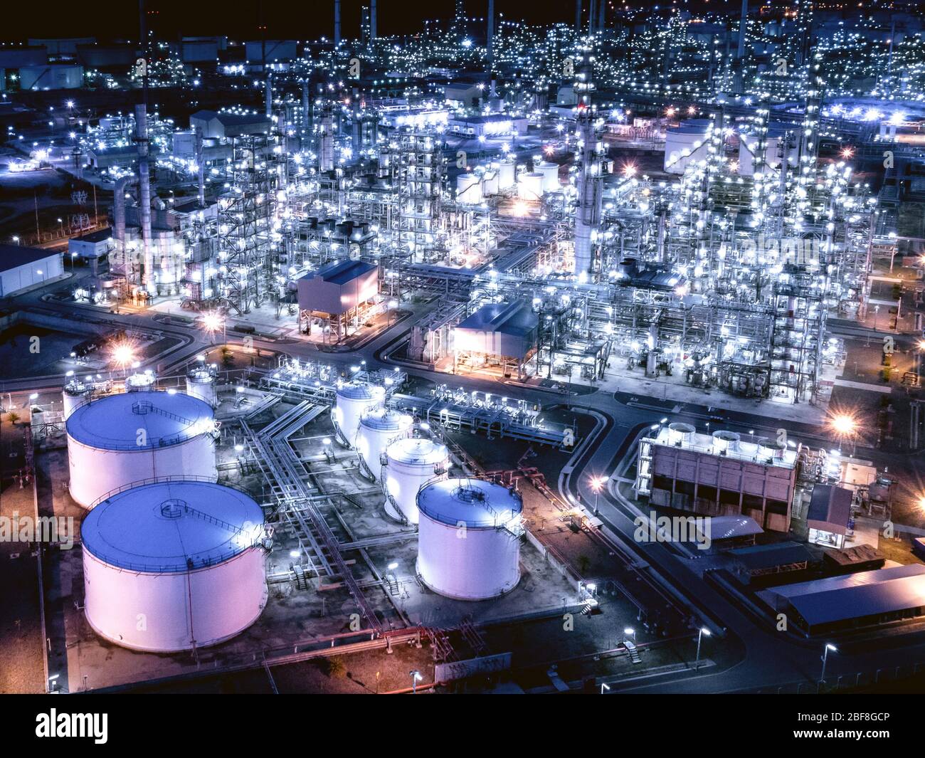 Grandi aziende di raffinazione petrolifera. Industria di raffinazione del combustibile di notte Foto Stock