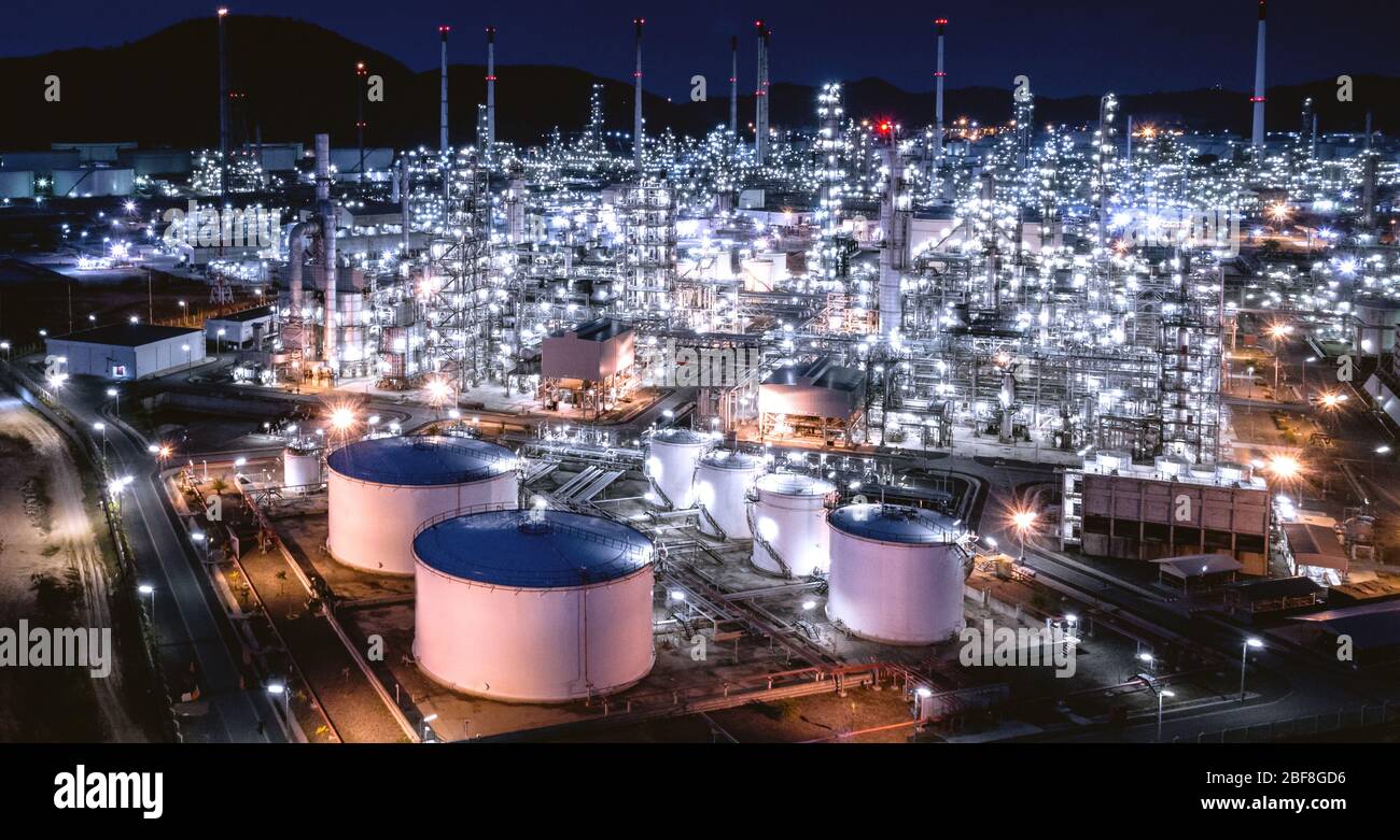Grandi aziende di raffinazione petrolifera. Industria di raffinazione del combustibile di notte Foto Stock