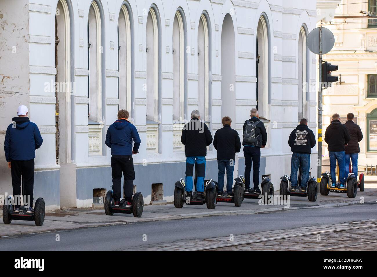 RIGA, LETTONIA. 5 maggio 2019. Turisti in Segway per strada a riga. Segway è un manuale di trasporto personale a due ruote autobilancianti Foto Stock