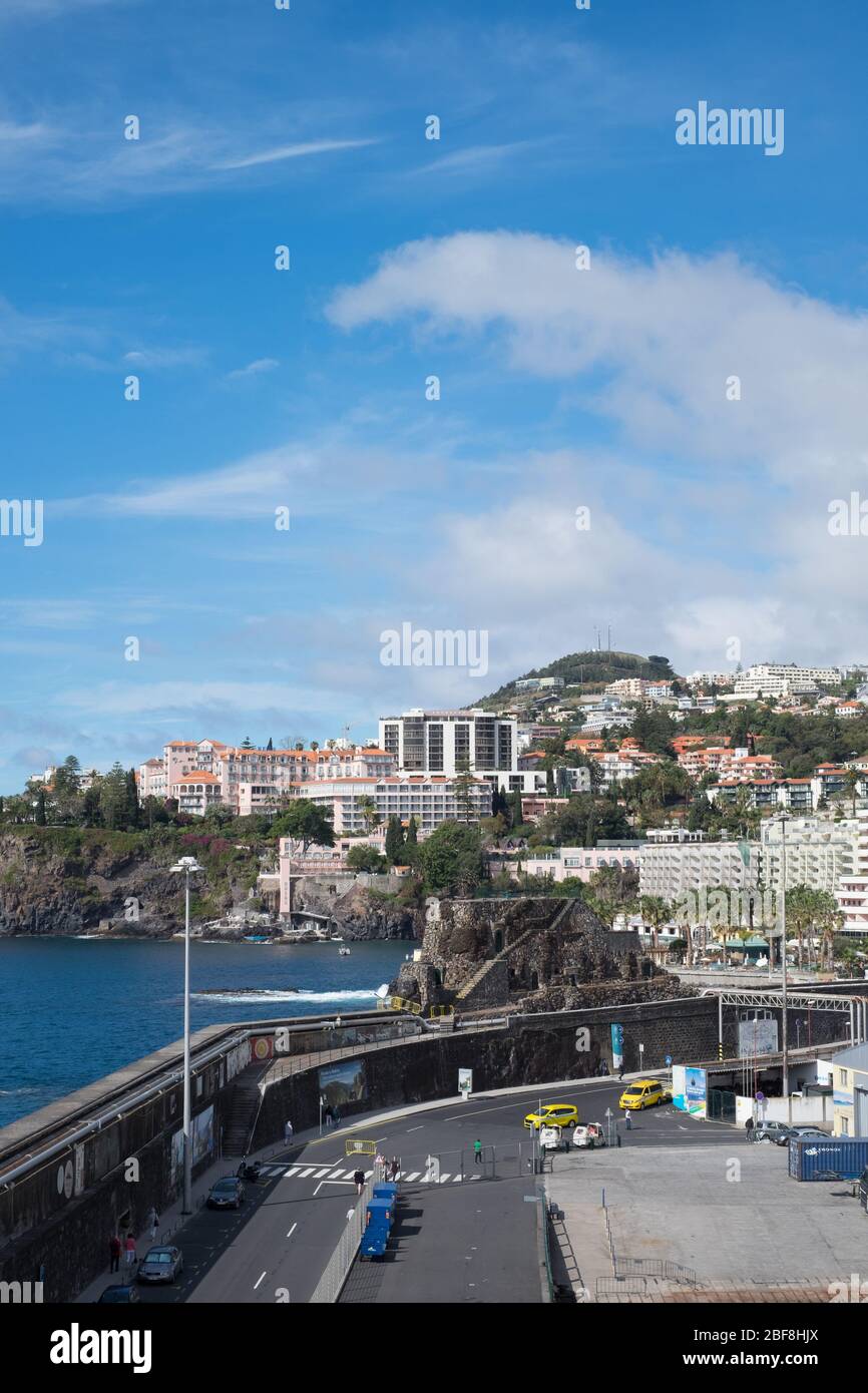 Vista del Palazzo di Belmond Reids e di altri hotel dal porto di Funchal, Madeira Foto Stock