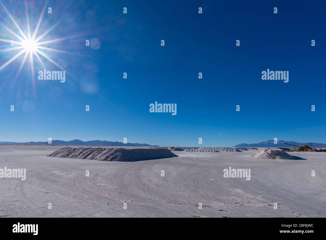 Salinas Grandes lungo la N52, ad est di Susques, regione di Puna, alta quota (3400 m) Ande montagne, Argentine, America Latina Foto Stock