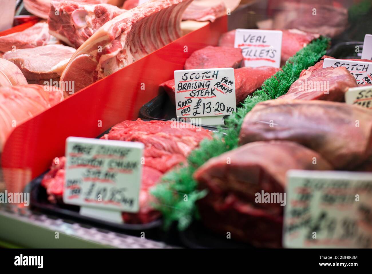 Una gamma di carni qualitàad alto benessere in mostra in una macelleria Foto Stock