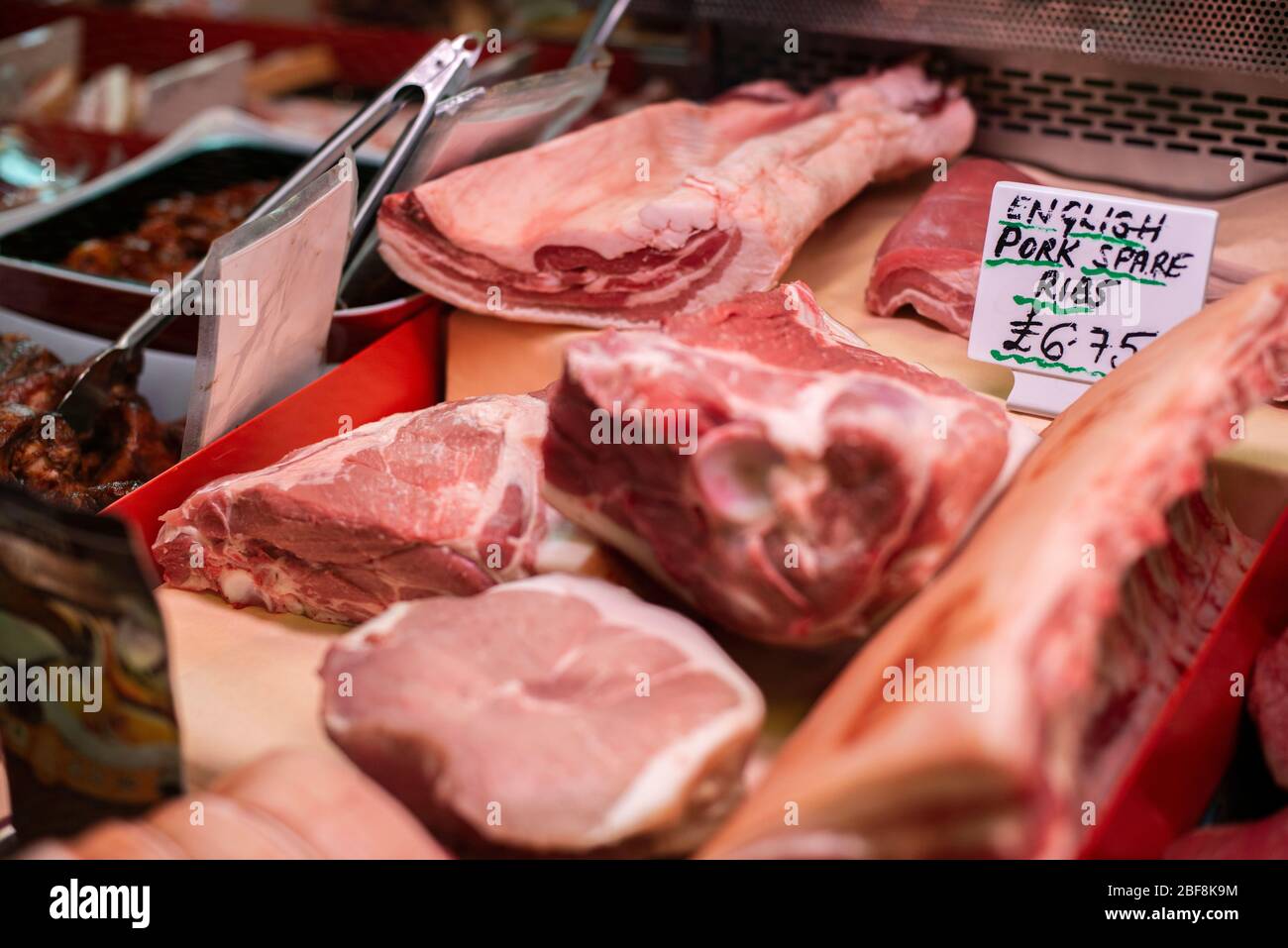 Una gamma di carni qualitàad alto benessere in mostra in una macelleria Foto Stock