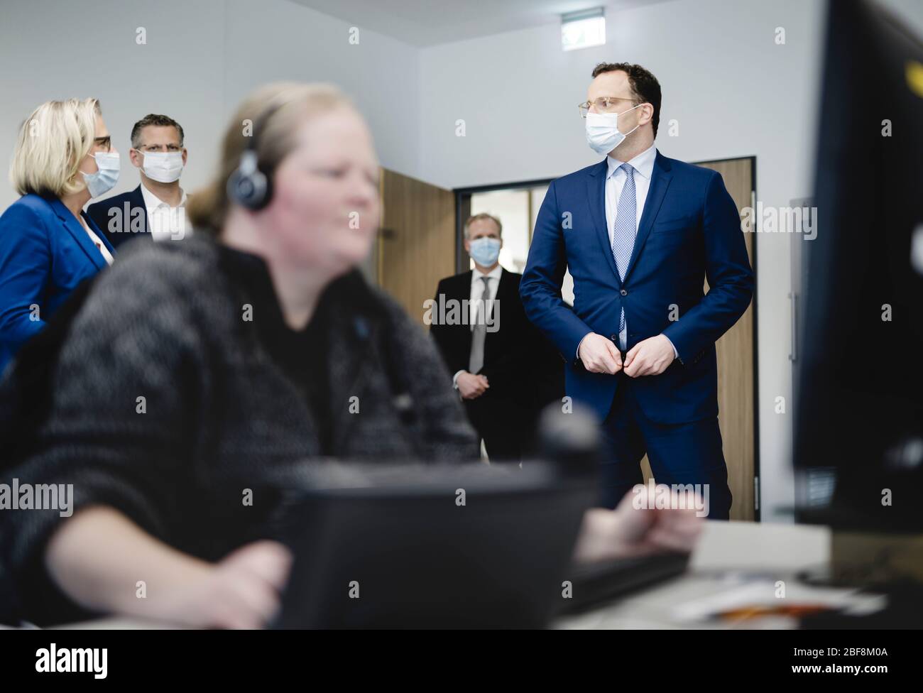 Amburgo, Germania. 17 Aprile 2020. Jens Spahn (CDU, r), Ministro federale della sanità, durante una visita al Kassenaerztliche Vereinigung Hamburg. Secondo Spahn, le misure adottate finora contro la pandemia della corona in Germania hanno avuto successo. Credit: Xander Heinl/photothek.net/Pool/dpa/Alamy Live News Foto Stock