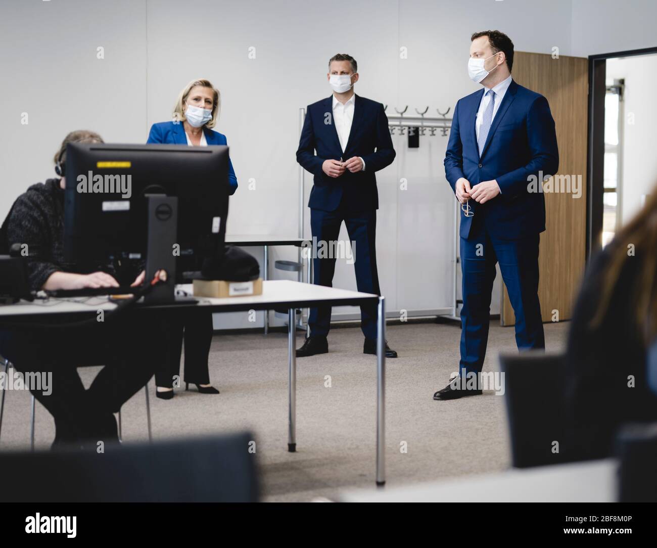 Amburgo, Germania. 17 Aprile 2020. Jens Spahn (CDU, r), Ministro federale della sanità, durante una visita al Kassenaerztliche Vereinigung Hamburg. Secondo Spahn, le misure adottate finora contro la pandemia della corona in Germania hanno avuto successo. Credit: Xander Heinl/photothek.net/Pool/dpa/Alamy Live News Foto Stock