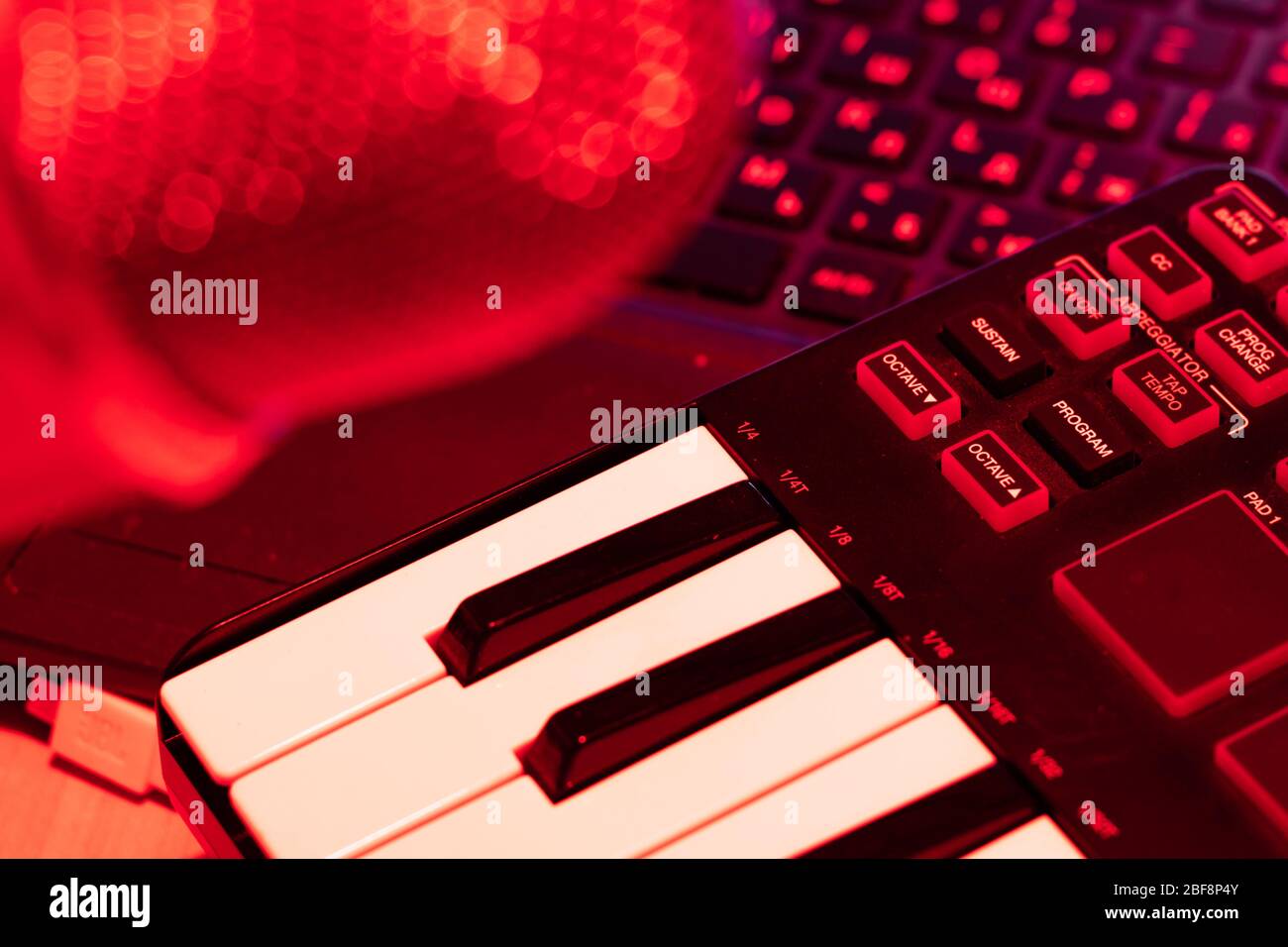 Primo piano della tastiera di sintesi del pianoforte per la produzione del suono. Apparecchiature per produttori musicali Foto Stock