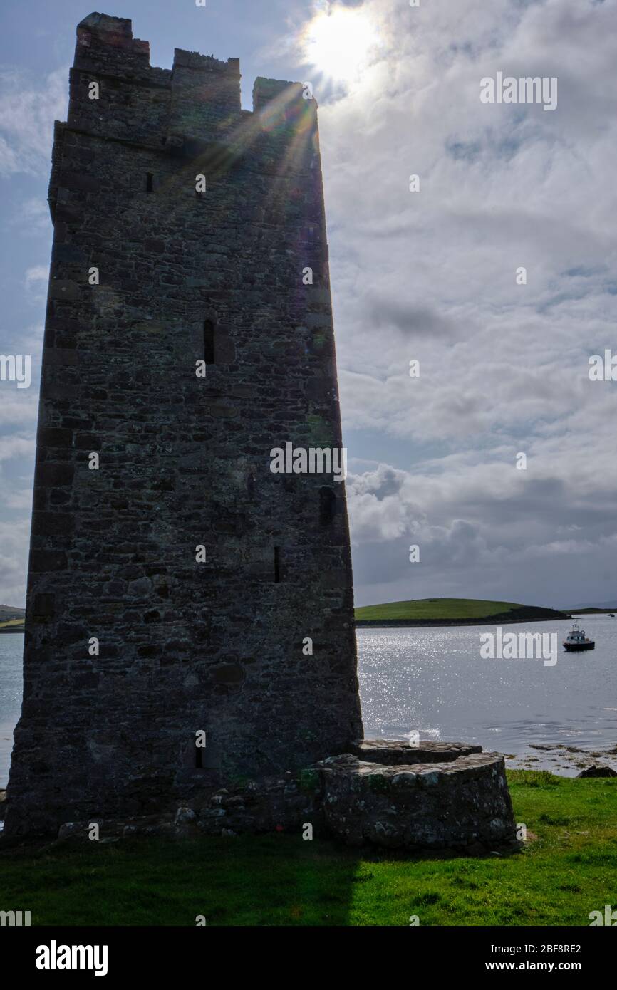 Castello di Grace o'Malley, composto dalla Kildavnet Tower (nome irlandese Caisleán Ghráinne). Si trova nell'angolo sud-est di Achill Island, acr Foto Stock
