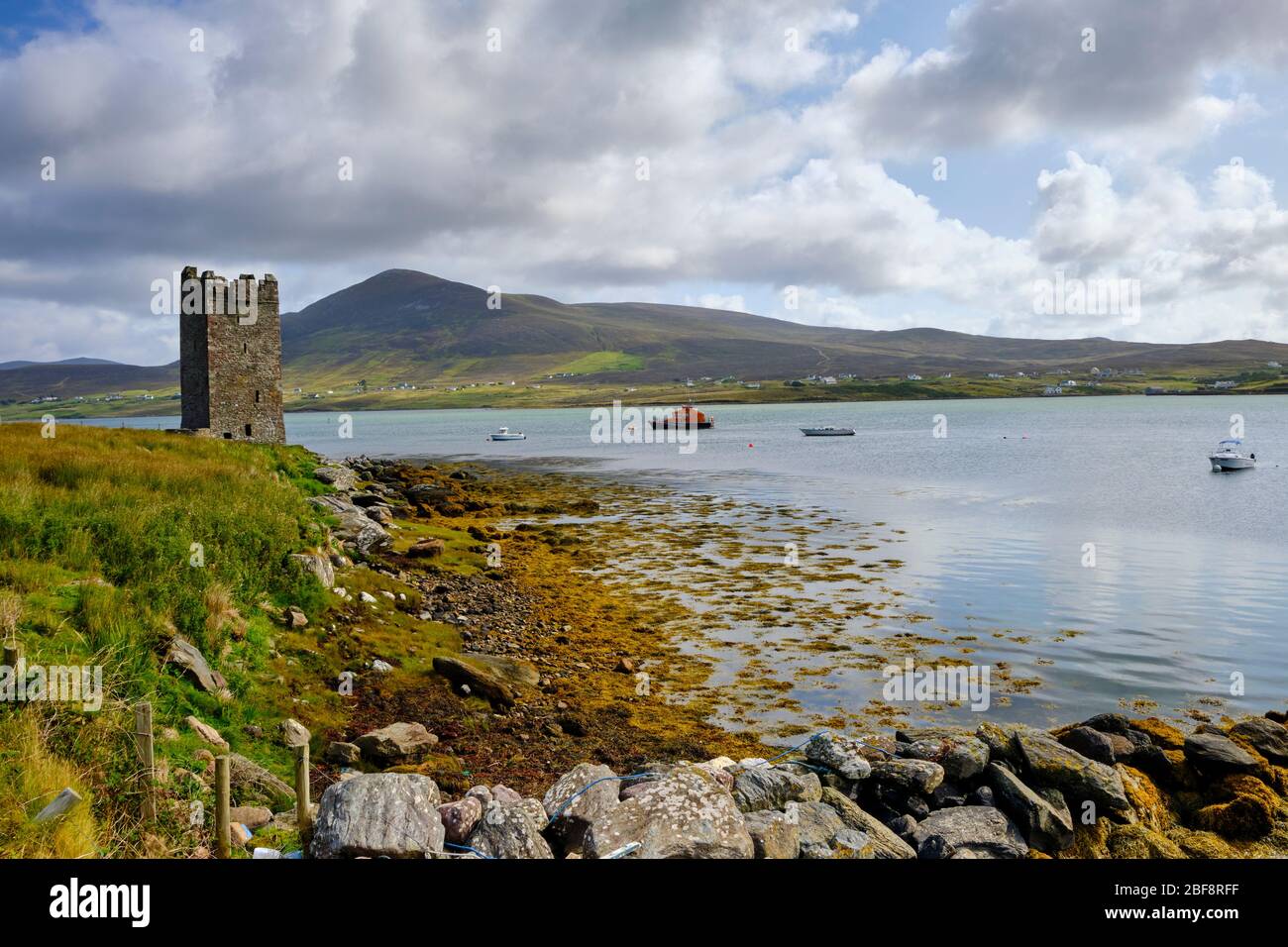 Castello di Grace o'Malley, composto dalla Kildavnet Tower (nome irlandese Caisleán Ghráinne). Si trova nell'angolo sud-est di Achill Island, acr Foto Stock