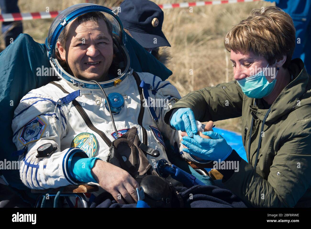 Zhezkazgan, Kazakhstan. 17 Aprile 2020. Spedizione 62 membro dell'equipaggio Oleg Skripochka di Roscosmos, poco dopo l'atterraggio a bordo della navicella spaziale russa Soyuz MS-15 in una remota area 17 aprile 2020 vicino alla città di Zhezkazgan, Kazakistan. Gli astronauti della NASA Andrew Morgan, Jessica Meir e Roscosmos Oleg Skripochka sono tornati dalla Stazione spaziale Internazionale. Credit: Andrey Shelepin/NASA/Alamy Live News Foto Stock