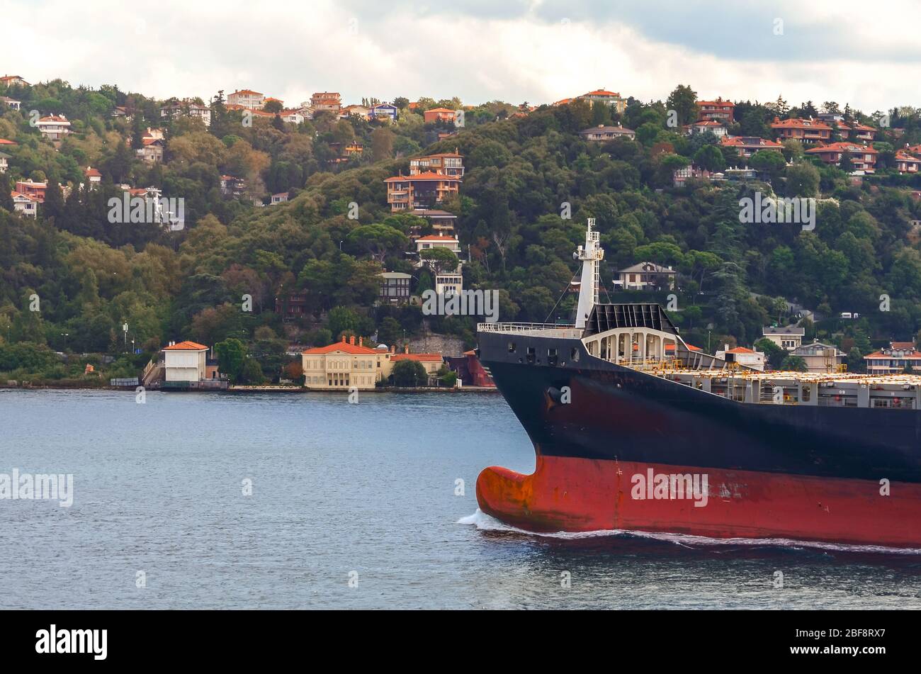 La testa di una grande nave da carico che naviga lungo le rive del Bosforo Foto Stock