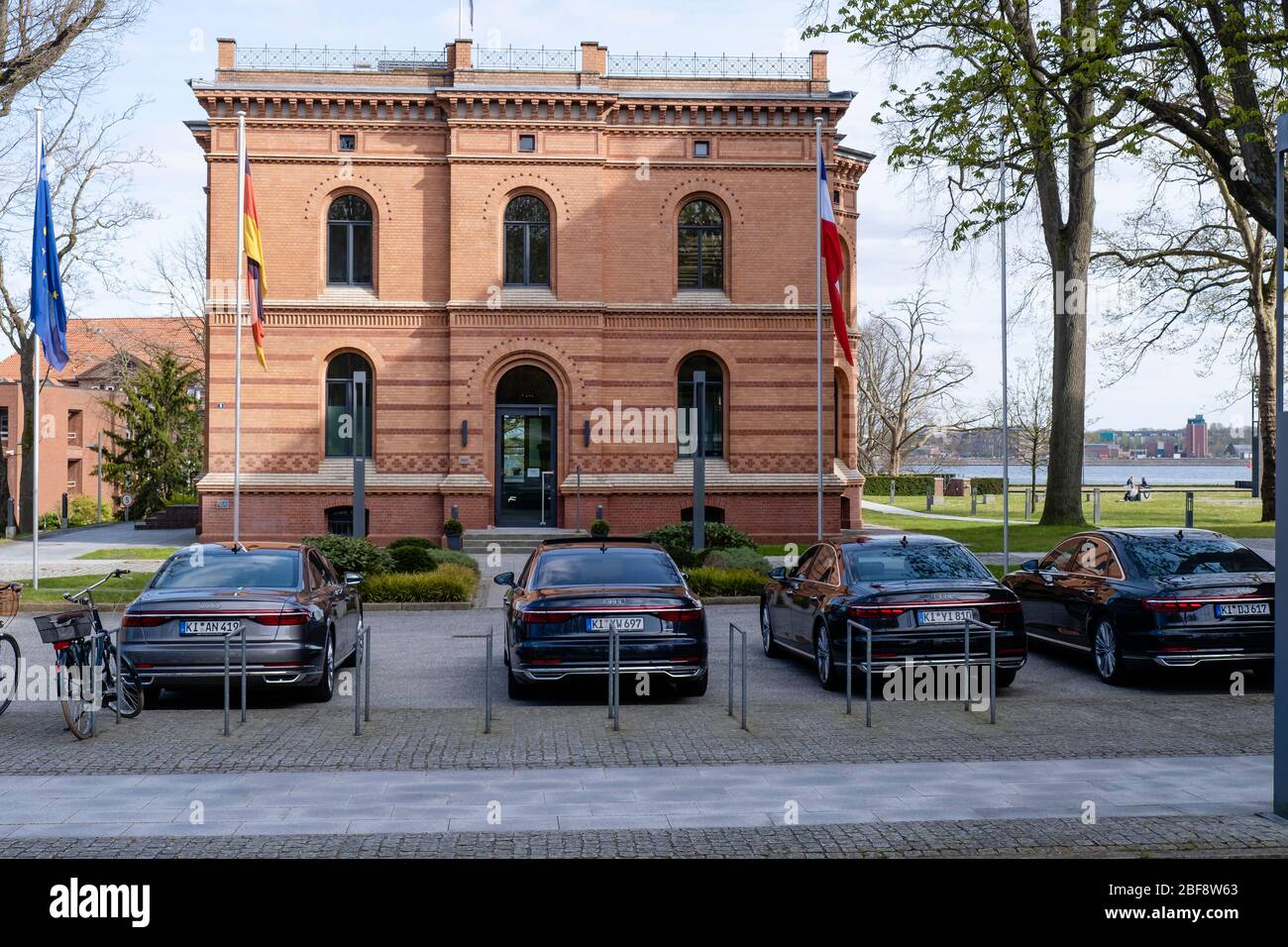 Kiel, Germania. 16 Apr 2020. Auto aziendali di politici di governo si trovano di fronte alla pensione 'Haus B' del governo di Stato a Kiel. Credit: Frank Molter/dpa/Alamy Live News Foto Stock