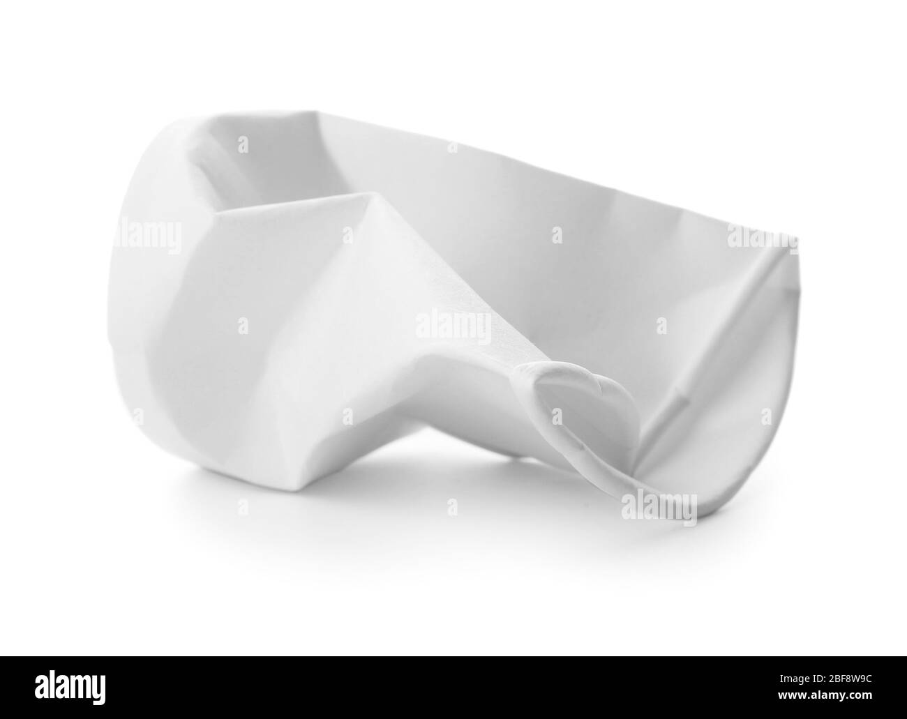 Tazza di carta sbriciolata su sfondo bianco. Concetto di riciclaggio Foto Stock