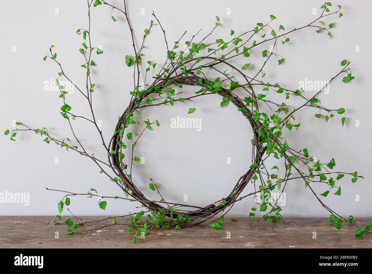 Corona fatta da rami di betulla verde come decorazione domestica Foto Stock