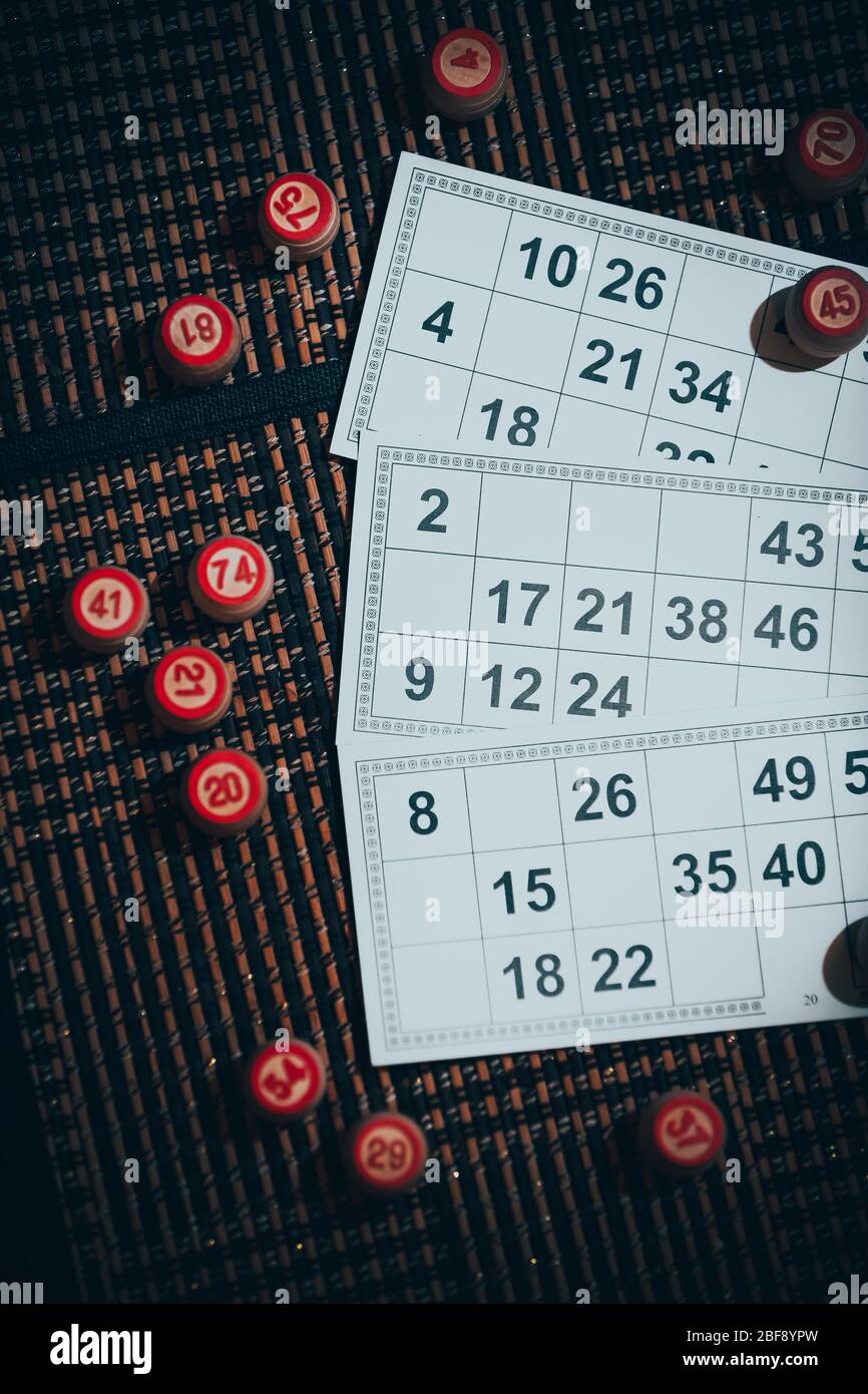 Casinò bingo giocare carte , dadi gioco e numeri su un tavolo di legno Foto Stock