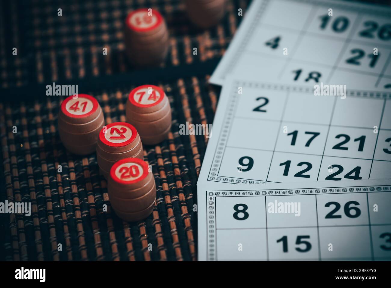 Casinò bingo giocare carte , dadi gioco e numeri su un tavolo di legno Foto Stock