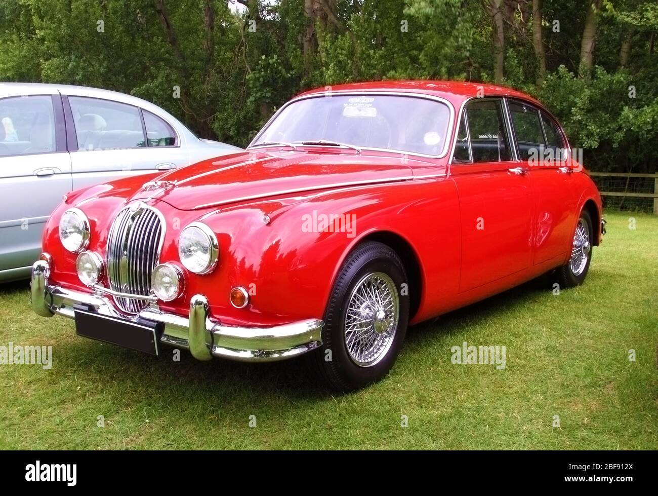 Vista frontale di una berlina Jaguar classica rossa Foto Stock