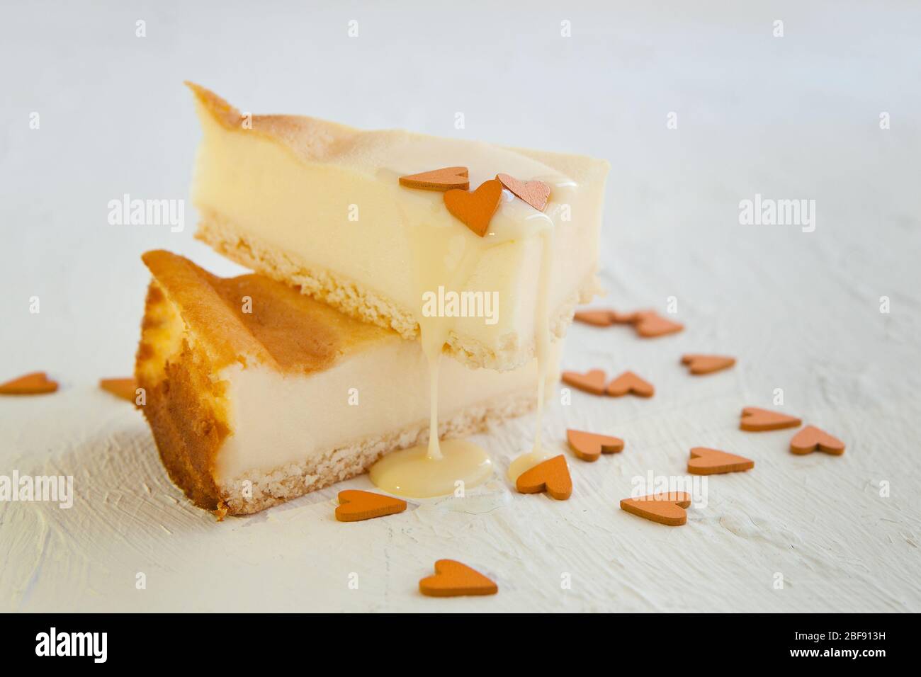 Crostata classica di Pie Custard francese parigina Flan. Panna di pasticceria cotta in crosta di pasta frolla. Torta e due mini torte su sfondo scuro con Foto Stock