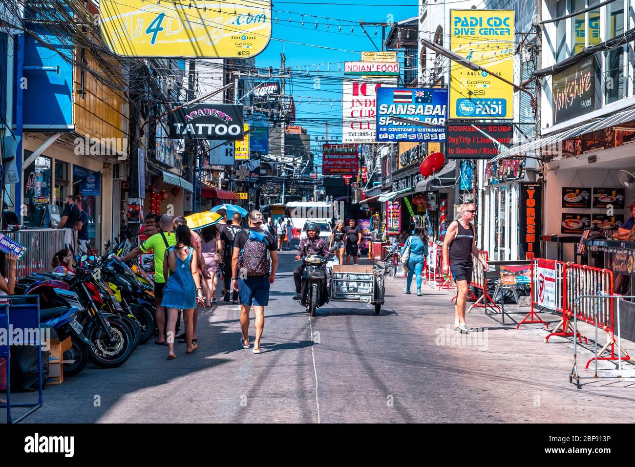 Bangla Road, Patong Beach, Phuket / Thailandia - 15 gennaio 2020: Bangla Road è a Patong Beach, è la destinazione più popolare a Phuket Foto Stock