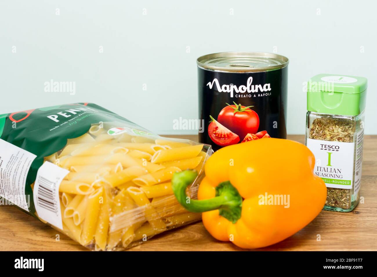Alcuni ingredienti per preparare un pasto di pasta da zero Foto Stock