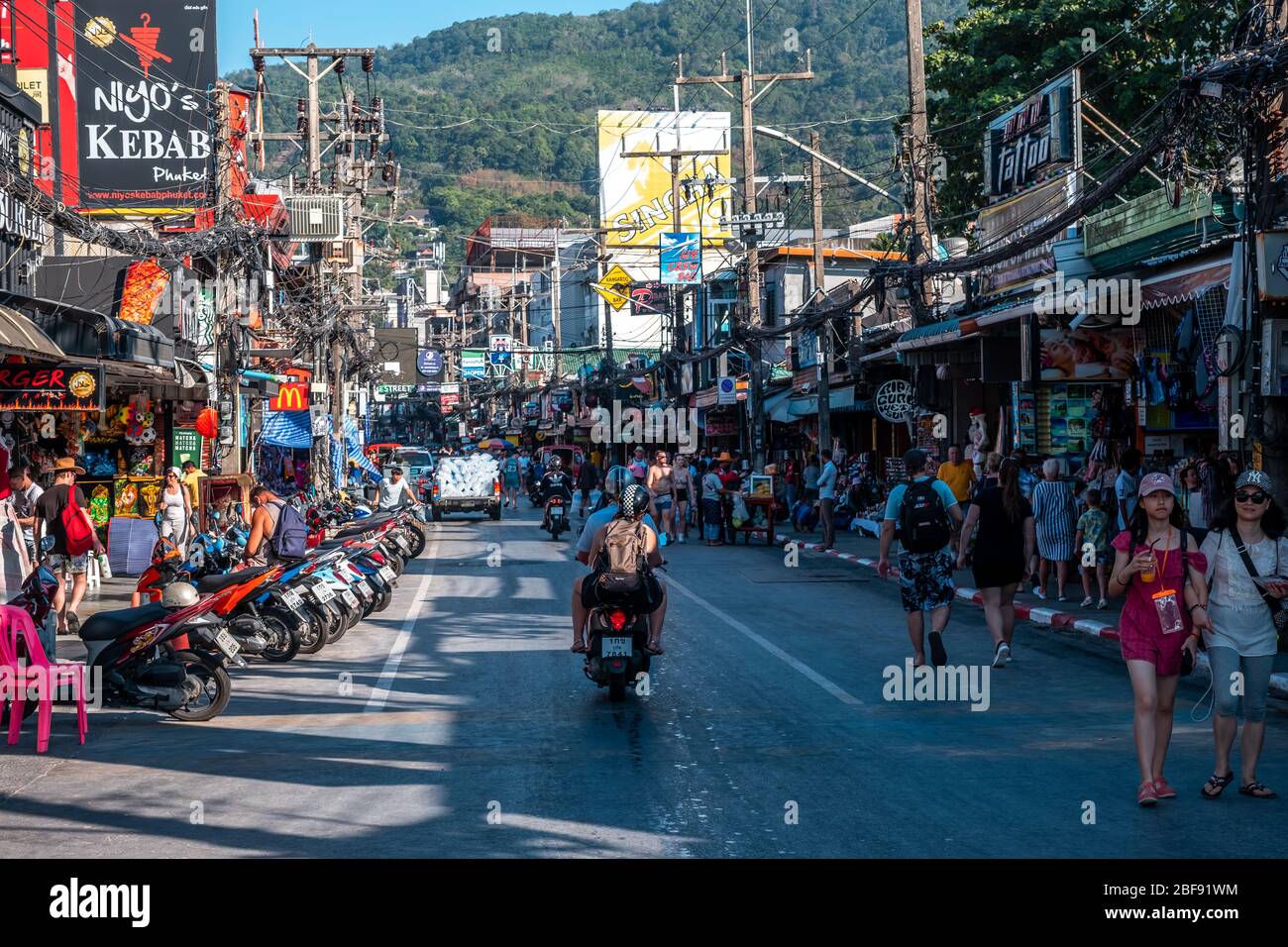 Bangla Road, Patong Beach, Phuket / Thailandia - 15 gennaio 2020: Bangla Road è a Patong Beach, è la destinazione più popolare a Phuket Foto Stock