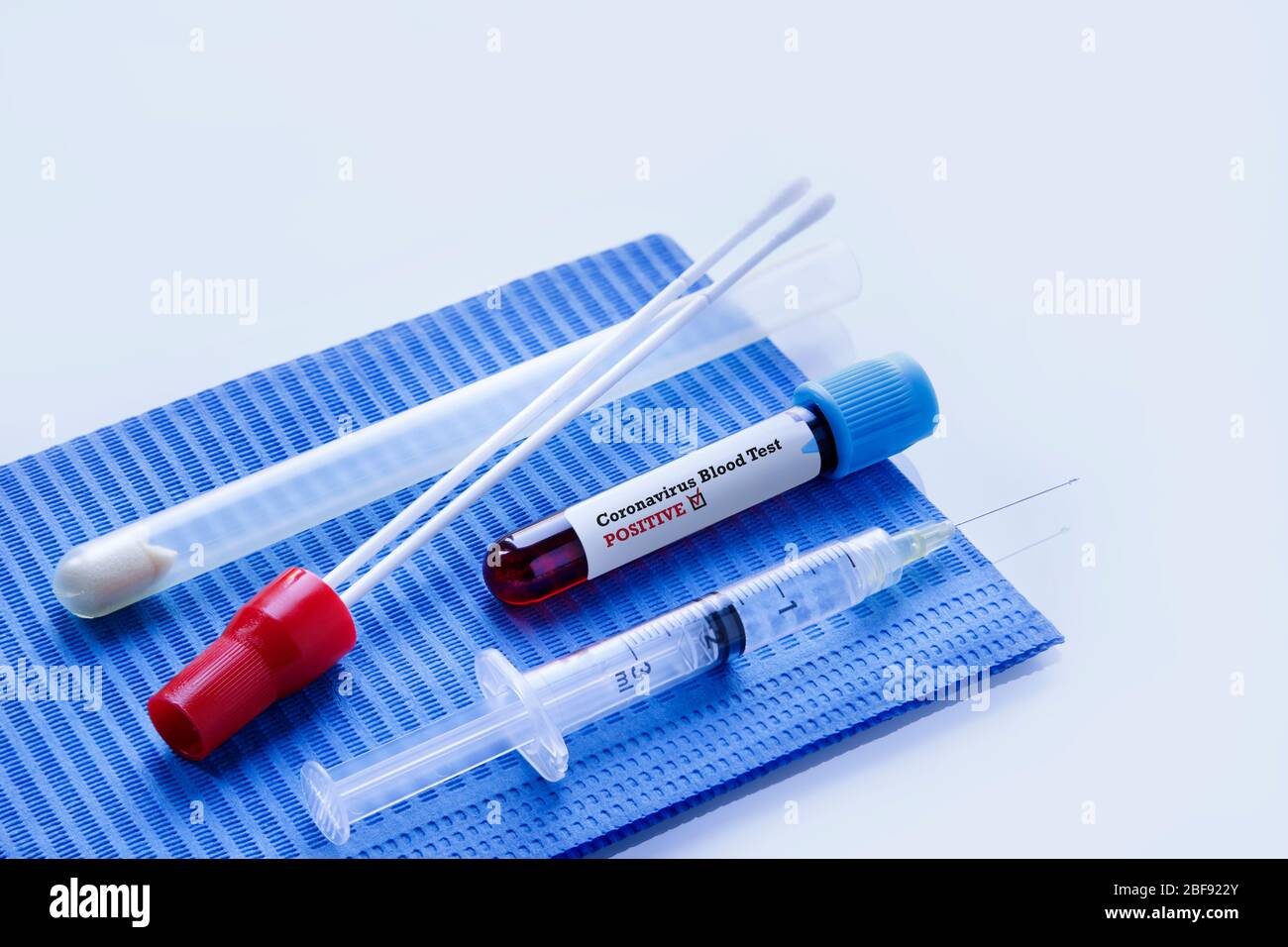 Remdesivir contro Coronavirus COVID-19 siringa medica con test del sangue di Coronavirus positivo per vaccino e test di laboratorio su tampone nasale. Foto Stock