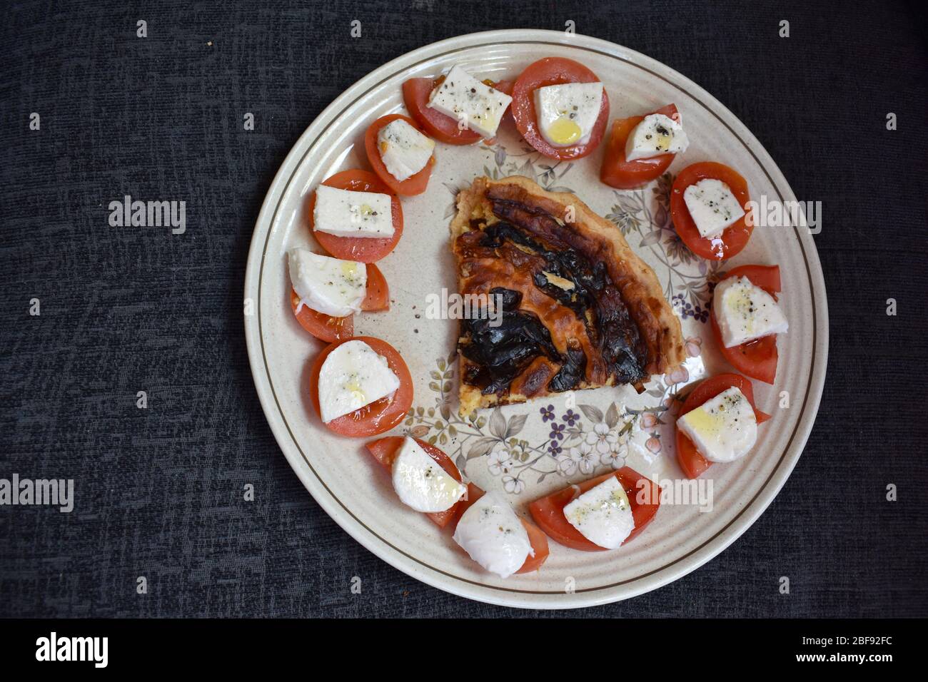 Cipolla rossa caramellata e quiche cheddar di campagna occidentale. Pasta frolla al burro ripiena di formaggio con insalata di mozzarella di pomodoro Foto Stock