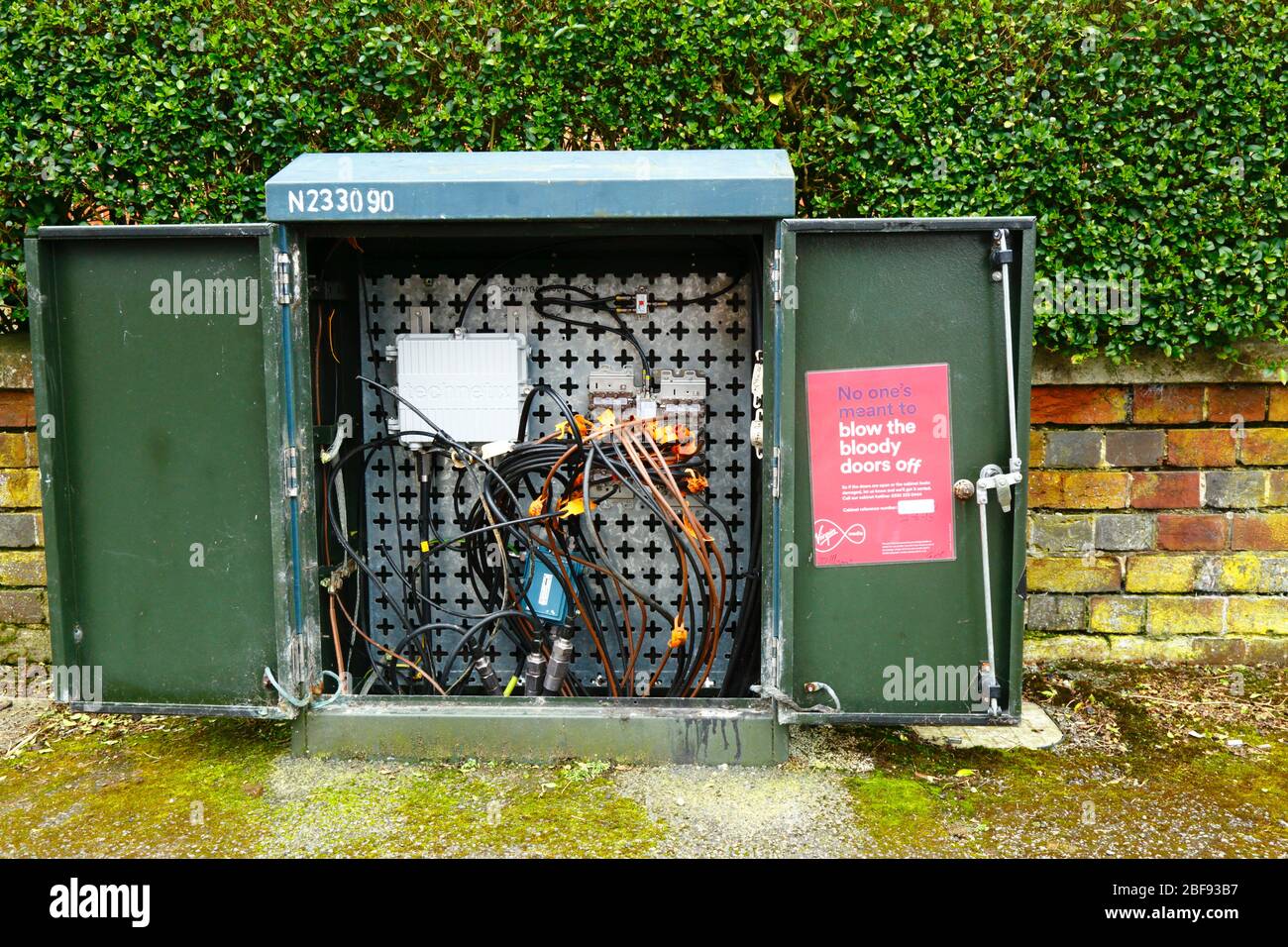 "Nessuno ha intenzione di soffiare le porte sanguinose" segno sulla scatola di giunzione Internet a banda larga di Virgin Media, Southborough, Kent, Inghilterra Foto Stock