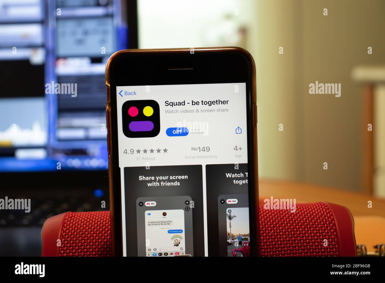 Los Angeles, California, USA - 16 aprile 2020: Primo piano del logo Squad Be Together sullo schermo. Icona App Store visibile sul display del telefono, illustrativa Foto Stock