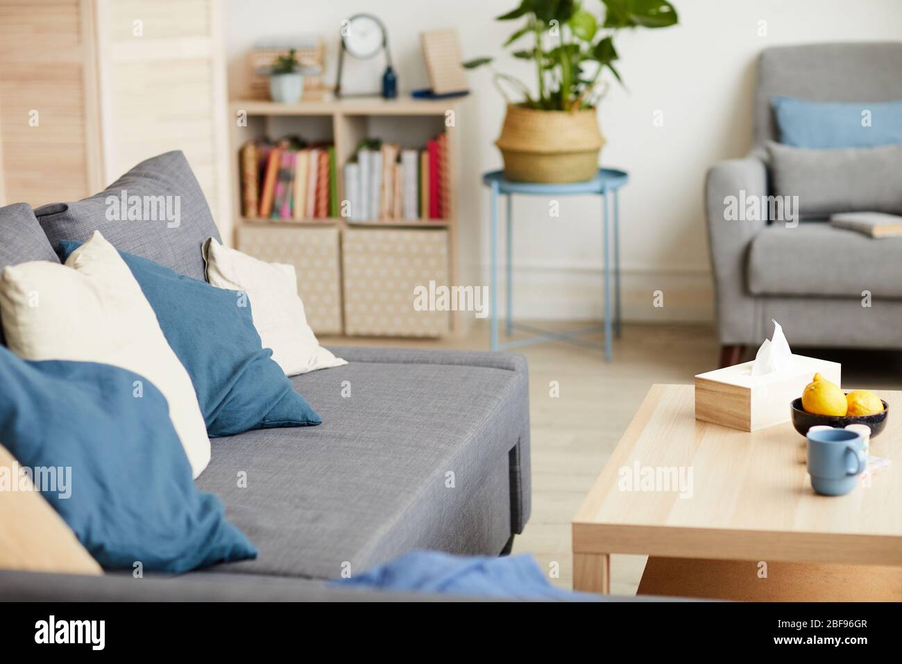 Immagine di una moderna camera domestica con divano e tavolo a casa Foto Stock