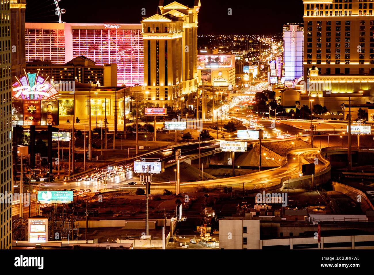 LAS VEGAS, NEVADA - 23 FEBBRAIO 2020: Vista serale dall'alto di Las Vegas con luci e hotel con casinò. Foto Stock