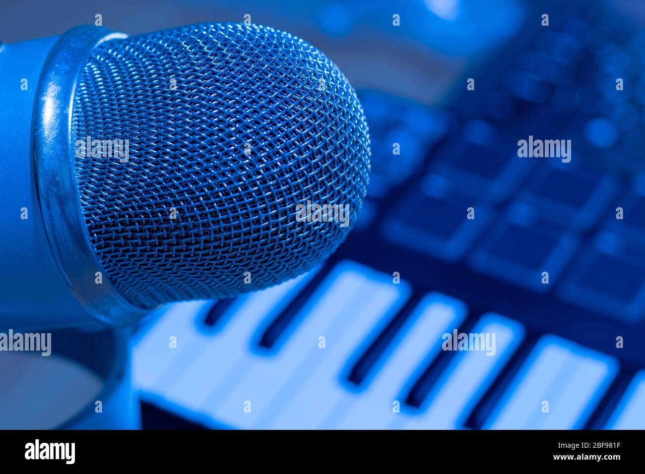 Microfono da primo piano in studio musicale con sintetizzatore professionale Foto Stock