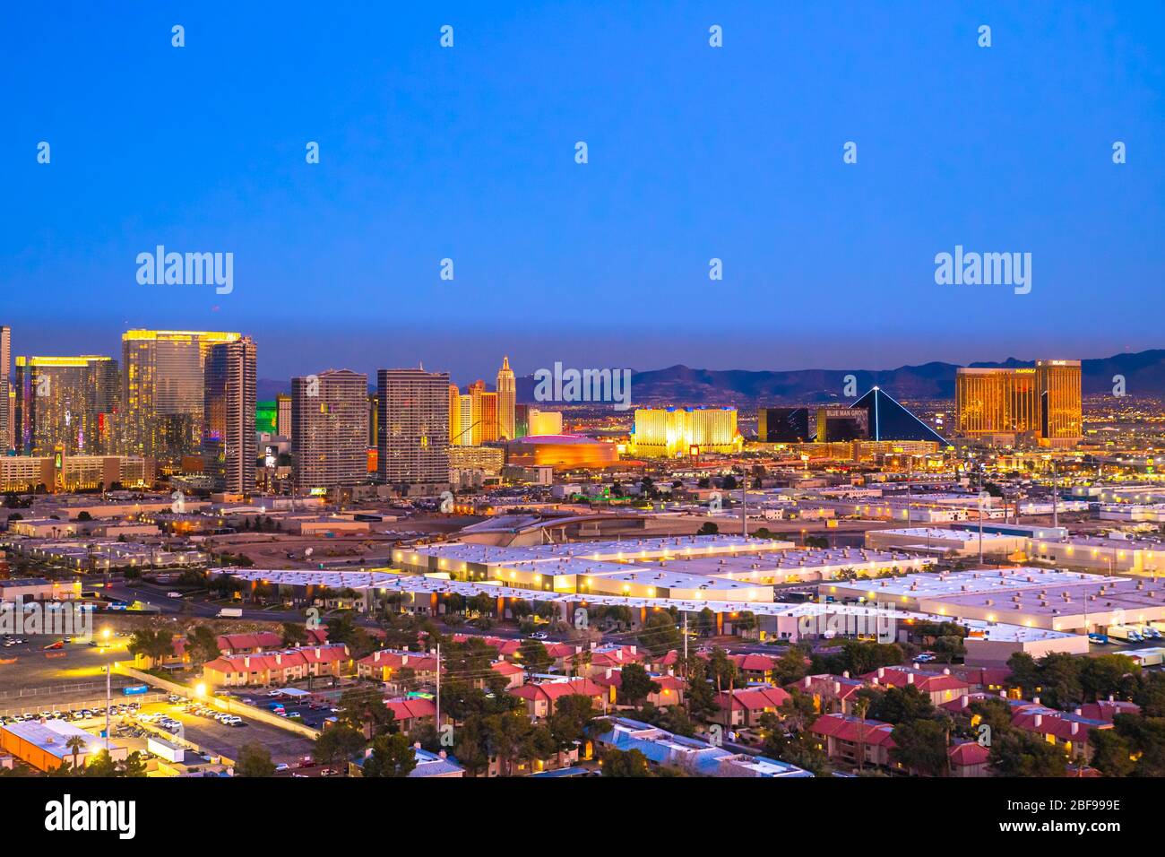 LAS VEGAS, NEVADA - 23 FEBBRAIO 2020: Vista serale dall'alto di Las Vegas con luci e hotel con casinò. Foto Stock
