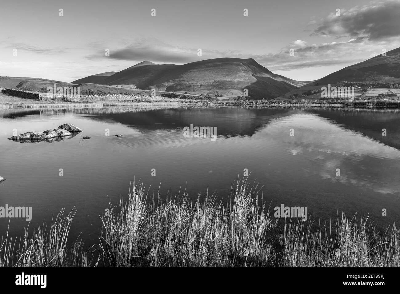 La mattina presto a Tewet Tarn e oltre, attraverso la Greta Valley, Lonscale cadde, vicino a Keswick, Lake District, Cumbria, Inghilterra, Regno Unito. Versione in bianco e nero Foto Stock