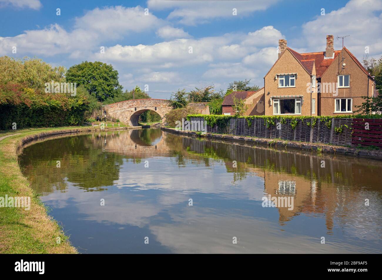 Inghilterra, Buckinghamshire, The Brownlow Guest House e Ivinghoe Bridge numero 123 sul Canal Grande Foto Stock