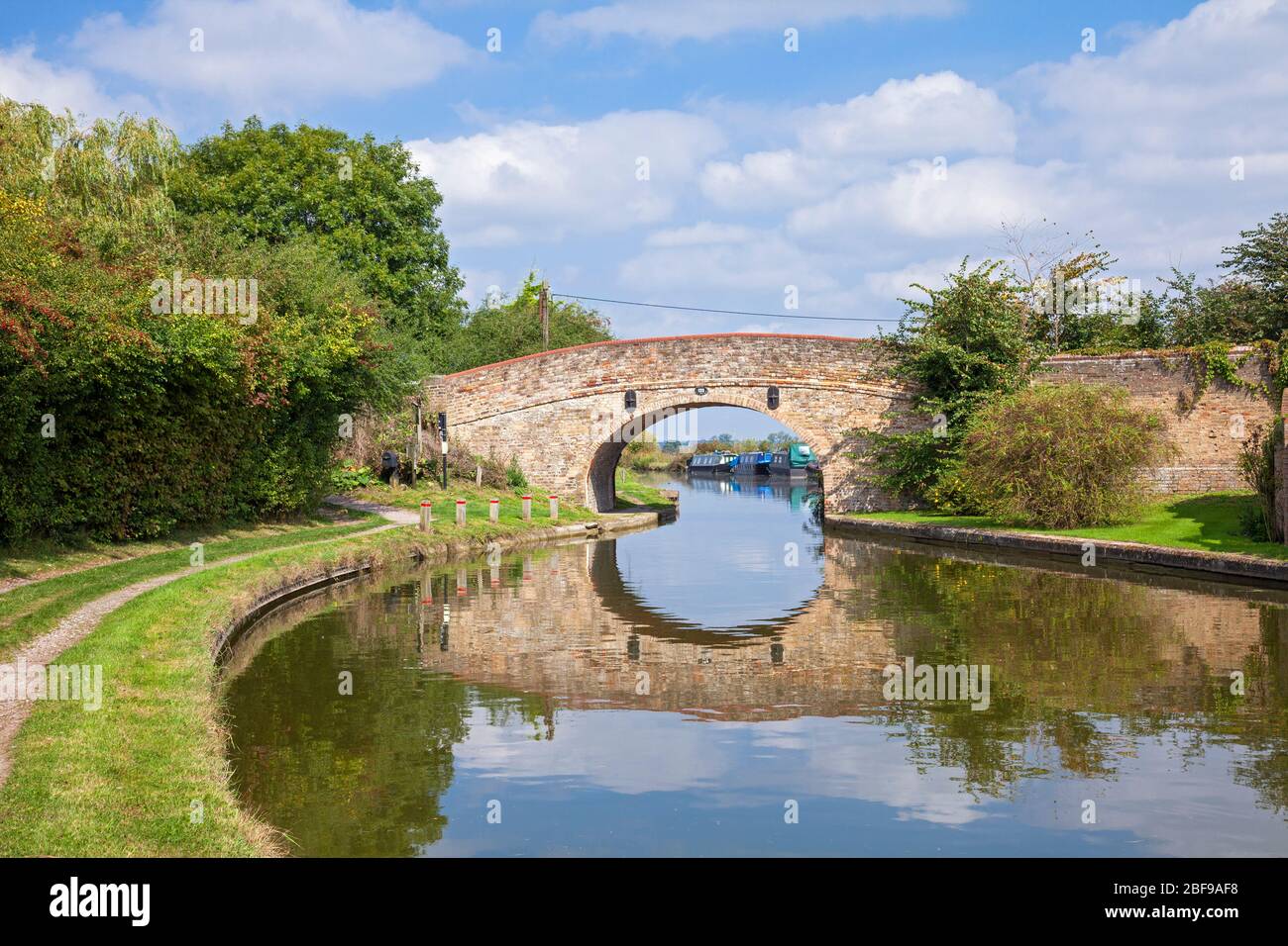 Inghilterra, Buckinghamshire, Ivinghoe Bridge numero 123 sul Canal Grande dell'Unione Foto Stock