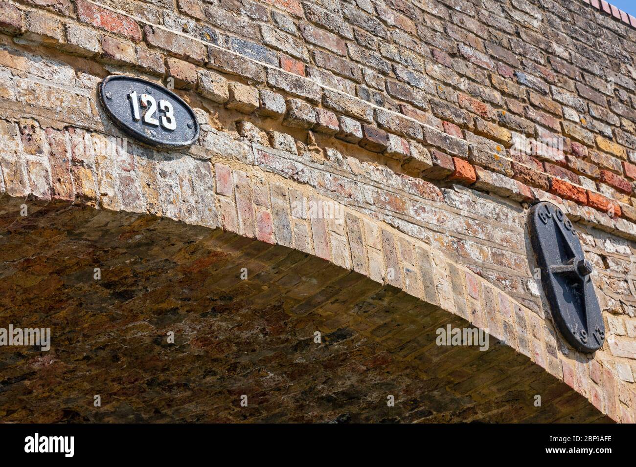 Inghilterra, Buckinghamshire, Ivinghoe Bridge numero 123 sul Canal Grande Union (dettaglio) Foto Stock
